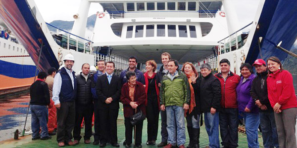 Barcaza Jacaf en su primera recalada a Puerto Chacabuco