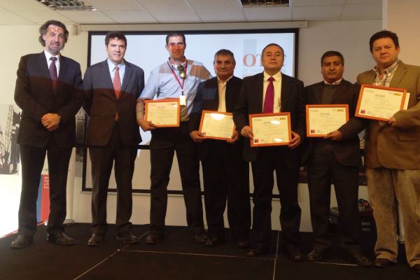 Ministro Andrés Gómez-Lobo entrega diplomas