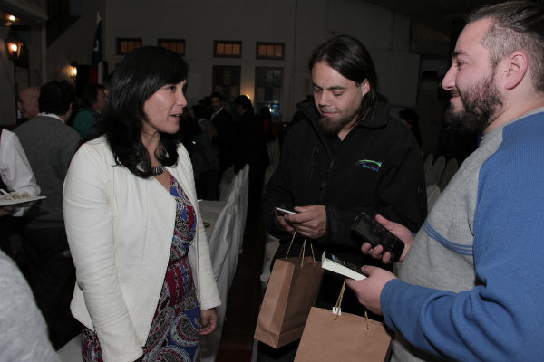 Ministra Paola Tapia junto a trabajadores de la empresa vule en lanzamiento del concurso literario de Transantiago