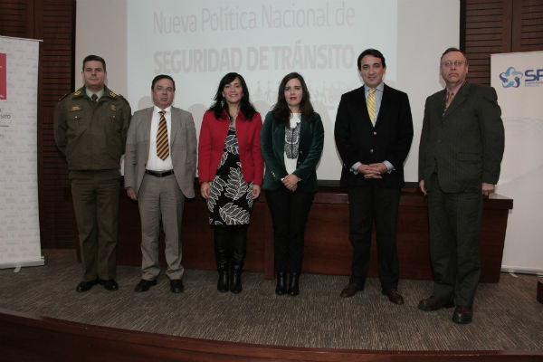 Ministra Paola Tapia junto a ex directores de Conaset