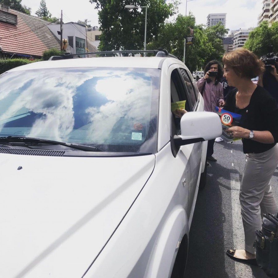 Ministra Hutt entregando volantes de velocidad máxima a automovilistas.