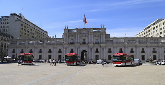 Buses eléctricos frente al Palacio de La Moneda para presentarlos a los usuarios