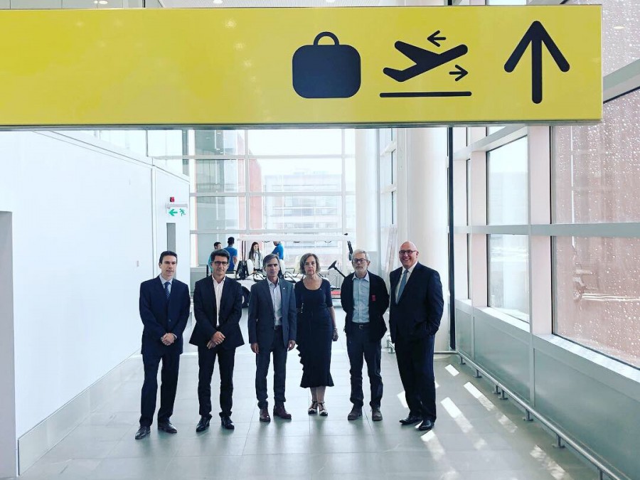 Ministra Hutt, junto a Ministro Valente y Fontaine, embajador de España en Chile, CEO de Level y autoridades de Nuevo Pudahuel en lanzamiento de nueva aerolínea low cost en Chile