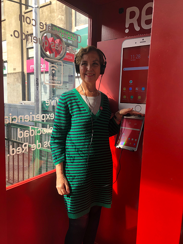 Ministra Hutt en cabina 5G de Red