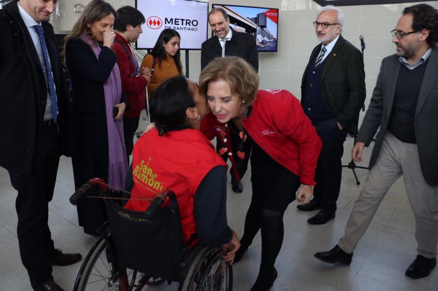Ministra Hutt y usuarios en silla de ruedas en Estación San Joaquín