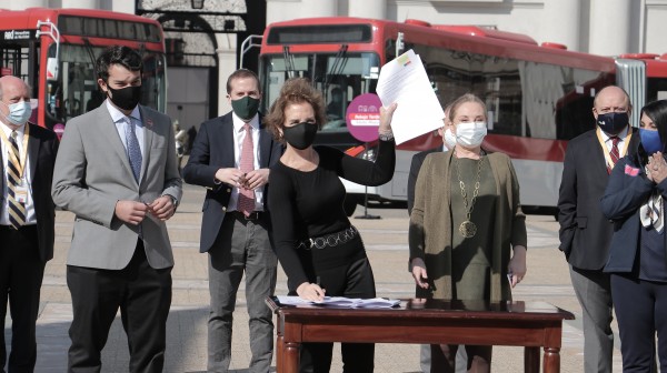 Convenio entre MTT y cajas de compensación para entrega de tarjetas Bip! Adulto Mayor