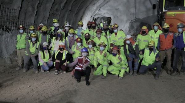 Ministra Hutt junto a los trabajadores que han hecho la extensión de Línea 3