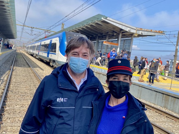 Ministra Hutt junto al Presidente de EFE, Pedro Pablo Errázuriz, en el inicio de la marcha blanca de los nuevos trenes 